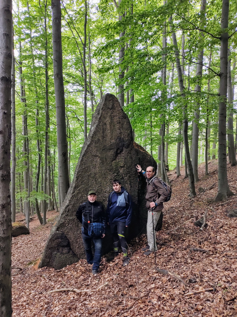 gorila_lovecka_u skaly